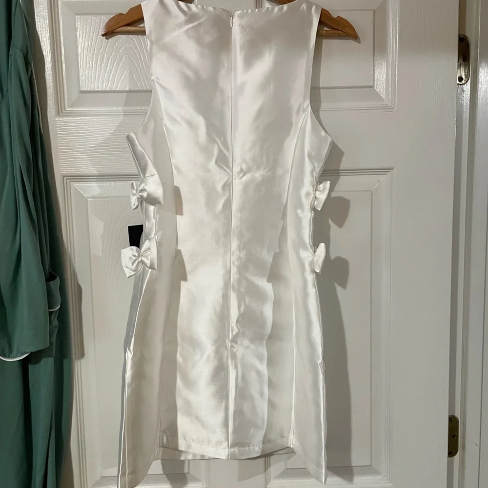 Elegant White Mini Dress with Bow Accents - Picture 10 of 11